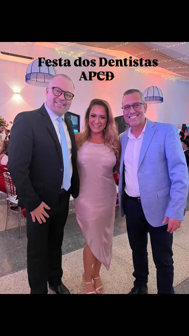 Nossa noite da última sexta-feira foi momento de rever amigos e clientes @drfabianovasconcelos @sandrameloiom @dralexandrebalbi @apcdrmc e também prestigiar o talento e empreendedorismo da Classe de Cirurgiões Dentistas do Alto Tietê.Várias categorias foram premiadas nesta noite como a de Empreendedor do Ano onde a amiga @priscilandreotti foi homenageada.Nossos parabéns vão para toda a Diretoria da APCD que ao longo destes anos revolucionou a gestão e organização da Entidade, assim como parabenizar também toda sua equipe que conduz o dia a dia e conduziu o evento maravilhosamente bem ☺️.@vivianeelemes
@drpaulooliveira
@marilu_beranger#empreendedorismosocial
#associações
#dentistaempreendedor