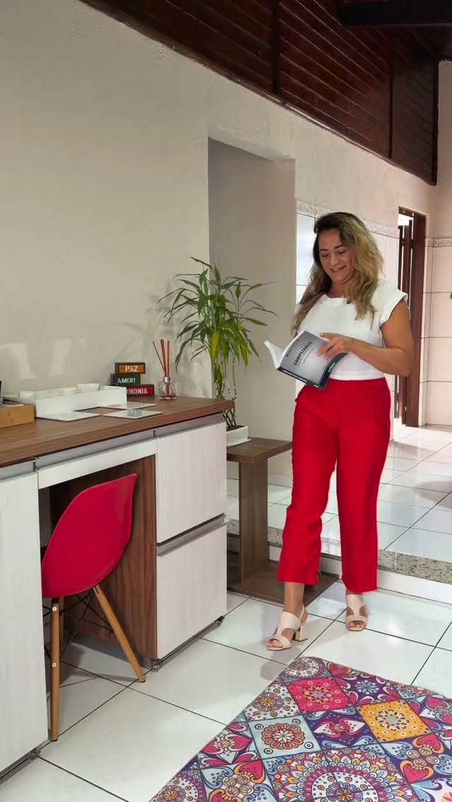 💸 Lei de Distribuição de LucrosA Lei 15.270/2025 estabelece uma nova tributação de 10% de Imposto de Renda na Fonte sobre lucros e dividendos distribuídos acima de R$ 50.000 mensais a pessoas físicas, válida a partir de janeiro de 2026.A regra vale para empresas de todos os regimes, incluindo Lucro Real, Presumido e o Simples Nacional.As distribuições devem ser cuidadosamente analisadas pela empresa e seguir o regulamento do imposto de renda. As chamadas DDL´s distribuições disfarçadas de lucros estarão no escopo de análise da Receita Federal, então fique atento:⛔ Pagamento de pró-labore exagerado: se os sócios ou diretores recebem um pró-labore muito acima do mercado, isso pode ser entendido pelo Fisco como uma forma de disfarçar lucros, uma vez que o pró-labore é dedutível do Imposto de Renda da Pessoa Jurídica (IRPJ) e da Contribuição Social sobre o Lucro Líquido (CSLL), enquanto a distribuição de lucros não possui essa dedução.⛔ Empréstimos e mútuos: quando a empresa realiza empréstimos ou mútuos com os sócios ou pessoas ligadas a eles a juros baixos ou inexistentes, essa movimentação pode ser considerada como uma forma de distribuir lucros disfarçadamente.⛔ Superfaturamento de serviços prestados: se a empresa contrata uma empresa de um sócio ou acionista para prestar serviços com valores acima do mercado, isso pode ser interpretado como uma tentativa de disfarçar a distribuição de lucros para essa pessoa.⛔ Venda de bens a preços inferiores ao valor de mercado: quando a empresa vende bens a sócios, acionistas ou pessoas ligadas a eles por valores abaixo do valor de mercado, pode configurar-se como uma distribuição disfarçada de lucros.⛔ Distribuição de dividendos acima dos lucros apurados: a distribuição de dividendos aos sócios ou acionistas em montante superior ao lucro líquido apurado pela empresa é uma prática irregular que pode ser enquadrada como DDL.⛔ Investimentos pessoais pagos pela empresa: quando a empresa cobre despesas pessoais dos sócios, acionistas ou diretores, como viagens, cursos ou gastos não relacionados ao negócio, isso pode ser considerado uma forma de distribuição disfarçada de lucros.#distribuiçãodelucros